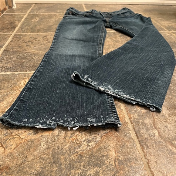 Silver Jeans Low rise curvy flared jeans with distressed hems. 29 EUC - Picture 15 of 16